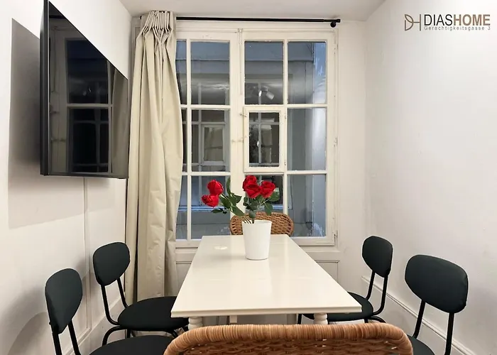 Traditional Old Town In Perfect Location 아파트 *